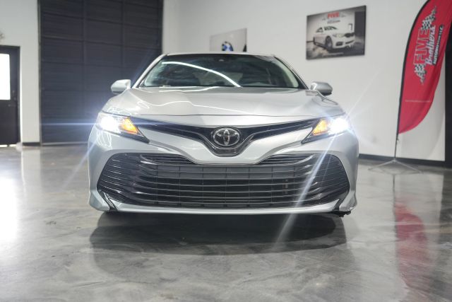 2018 Toyota Camry LE Image 4 of 60