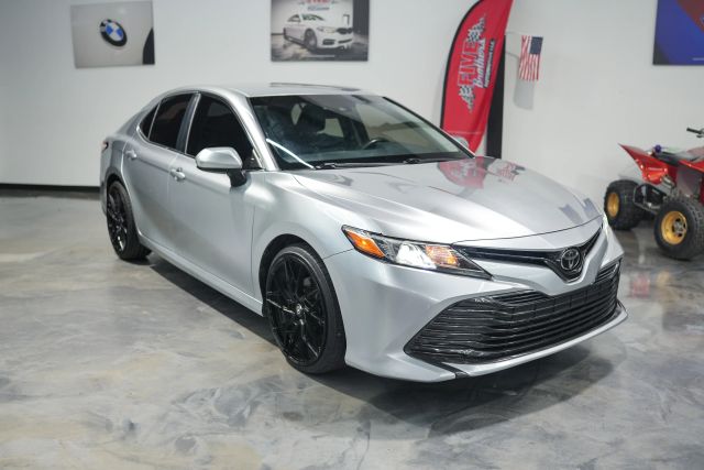 2018 Toyota Camry LE Image 8 of 60