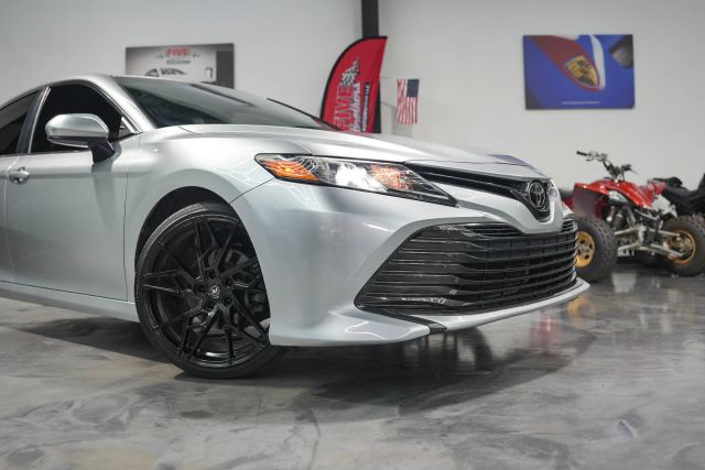 2018 Toyota Camry LE Image 9 of 60