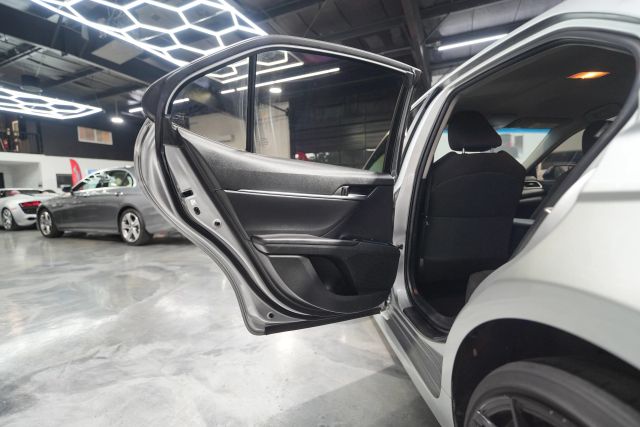 2018 Toyota Camry LE Image 35 of 60