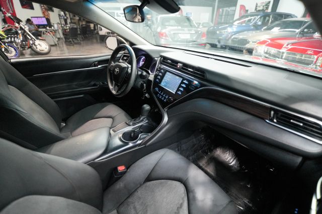 2018 Toyota Camry LE Image 34 of 60
