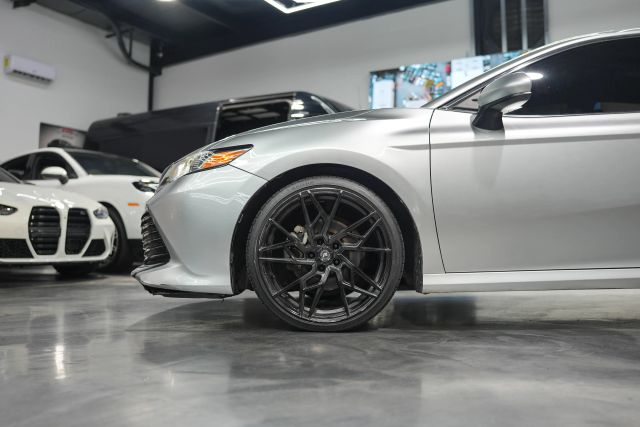 2018 Toyota Camry LE Image 2 of 60