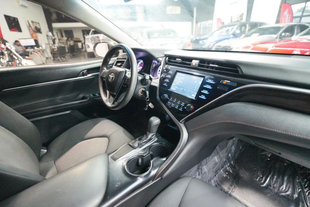 2018 Toyota Camry LE Image 32 of 60