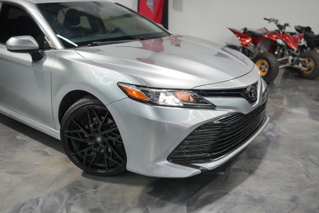 2018 Toyota Camry LE Image 6 of 60