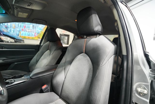 2018 Toyota Camry LE Image 25 of 60