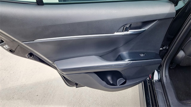 Vehicle image 18 of 33