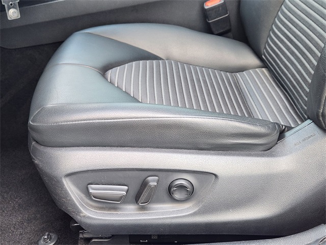 Vehicle image 21 of 30