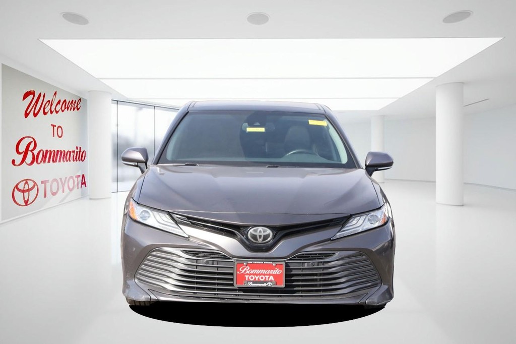 2018 Toyota Camry SE Image 2 of 29
