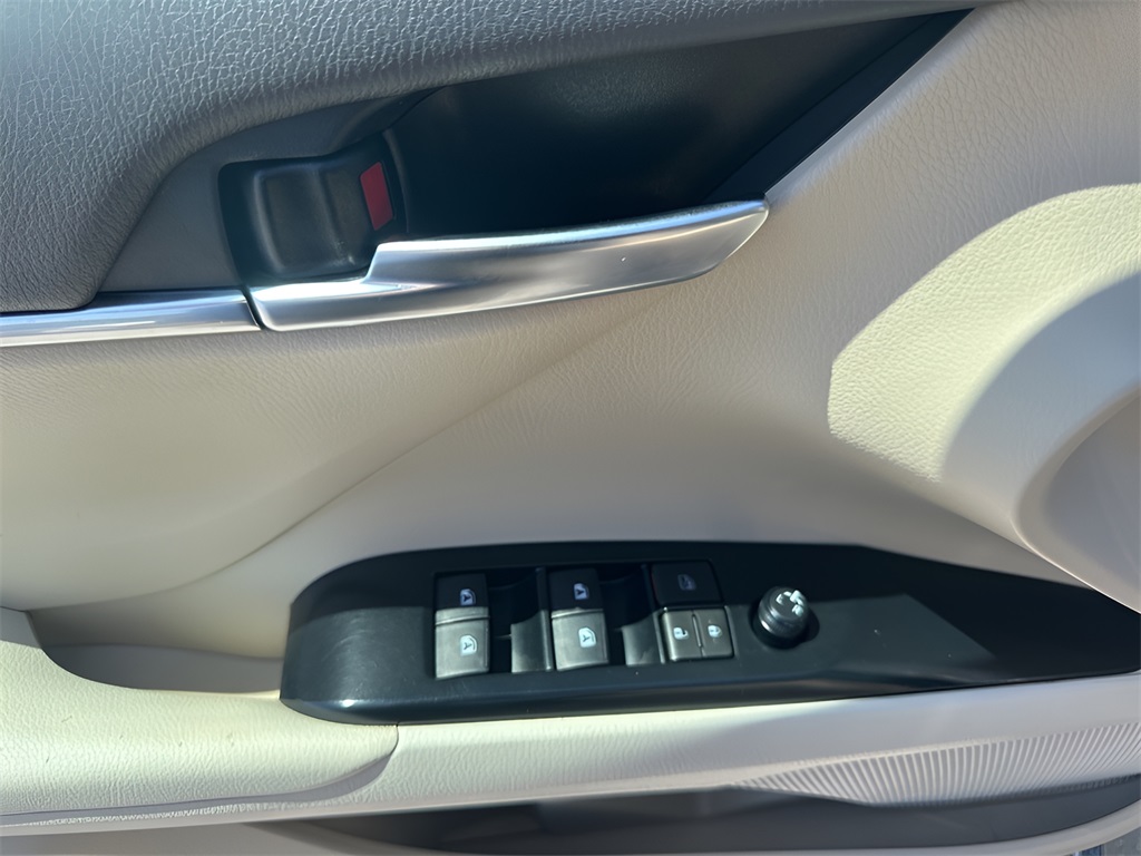 Vehicle image 23 of 31