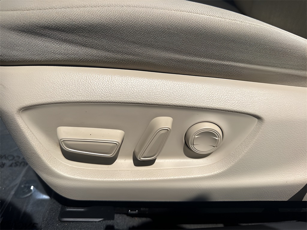 Vehicle image 10 of 31