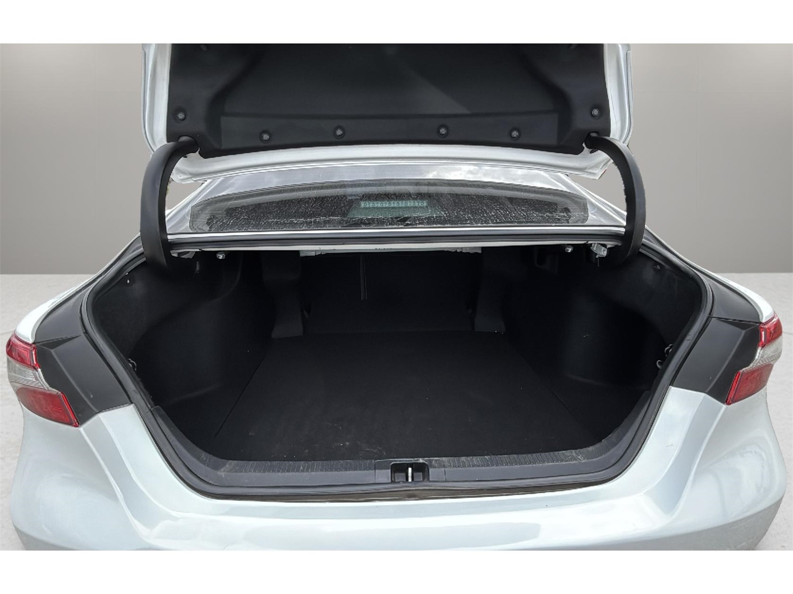 Vehicle image 16 of 21