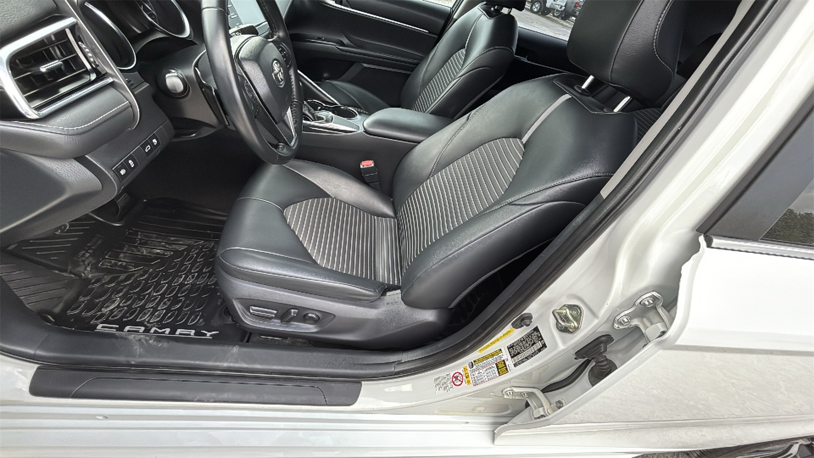 Vehicle image 18 of 21