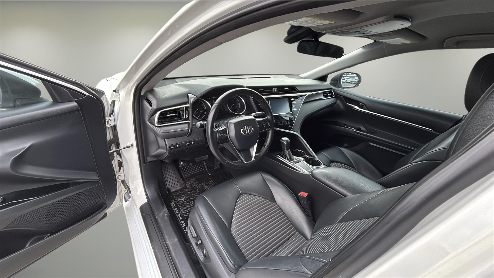 Vehicle image 14 of 21