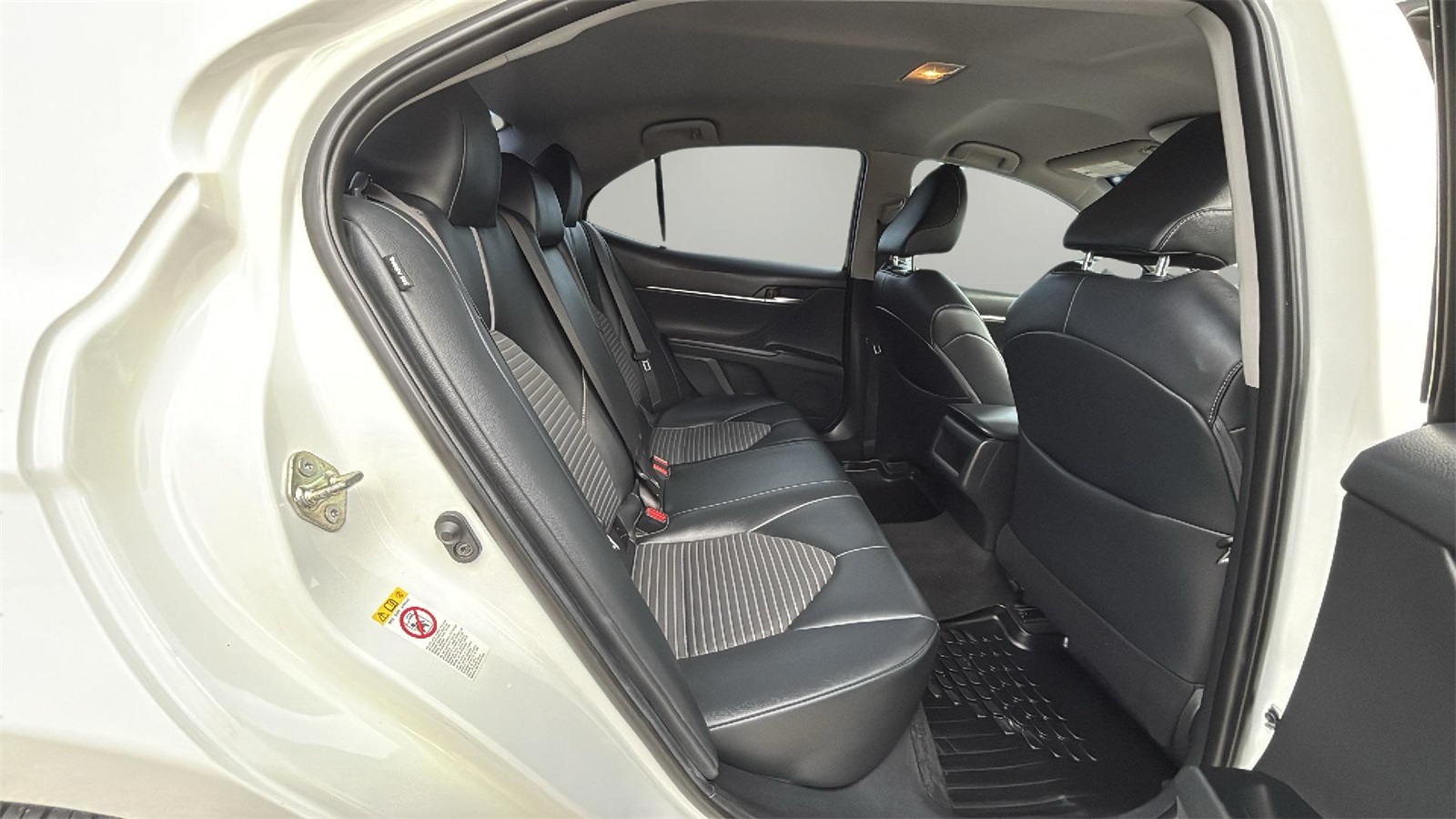 Vehicle image 11 of 21
