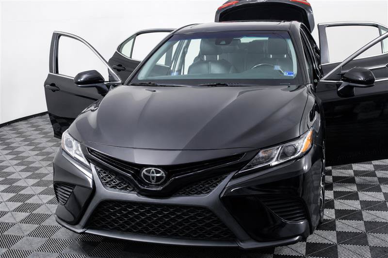 2018 Toyota Camry SE Image 3 of 50