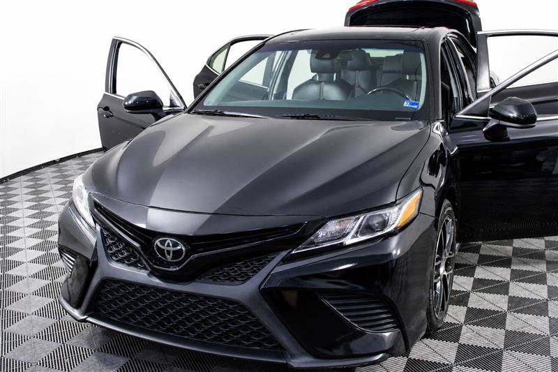 2018 Toyota Camry SE Image 1 of 50