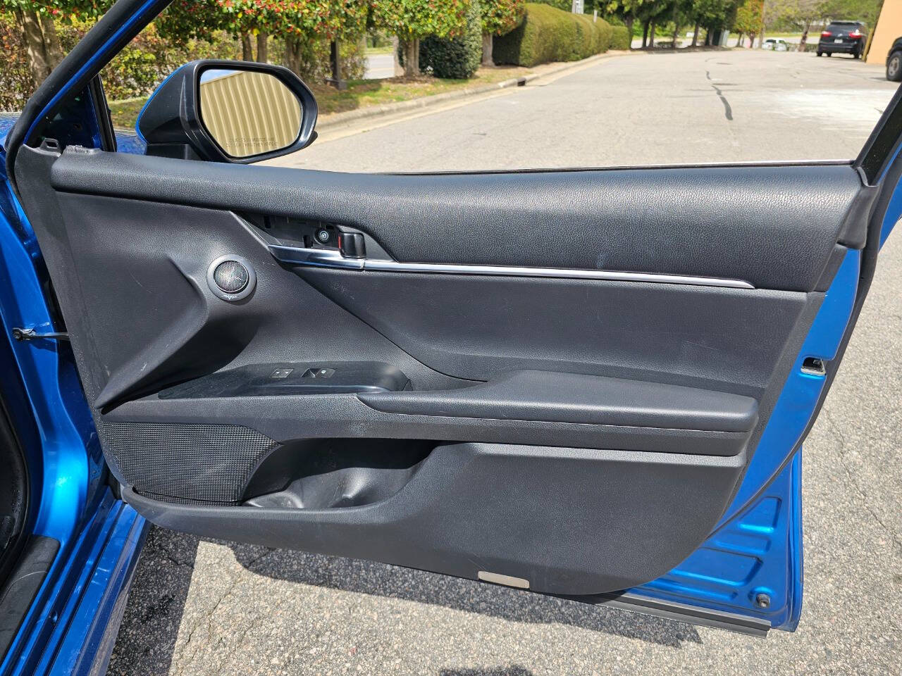 Vehicle image 25 of 28
