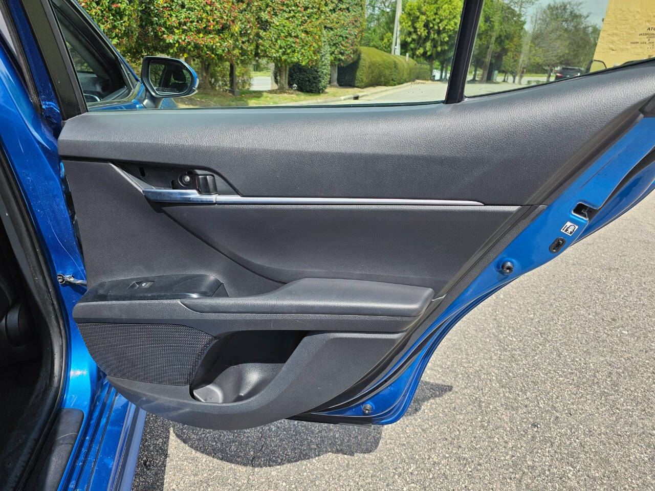 Vehicle image 23 of 28