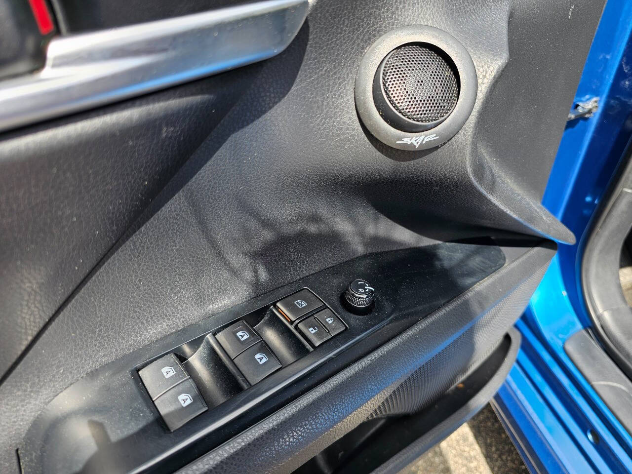 Vehicle image 10 of 28