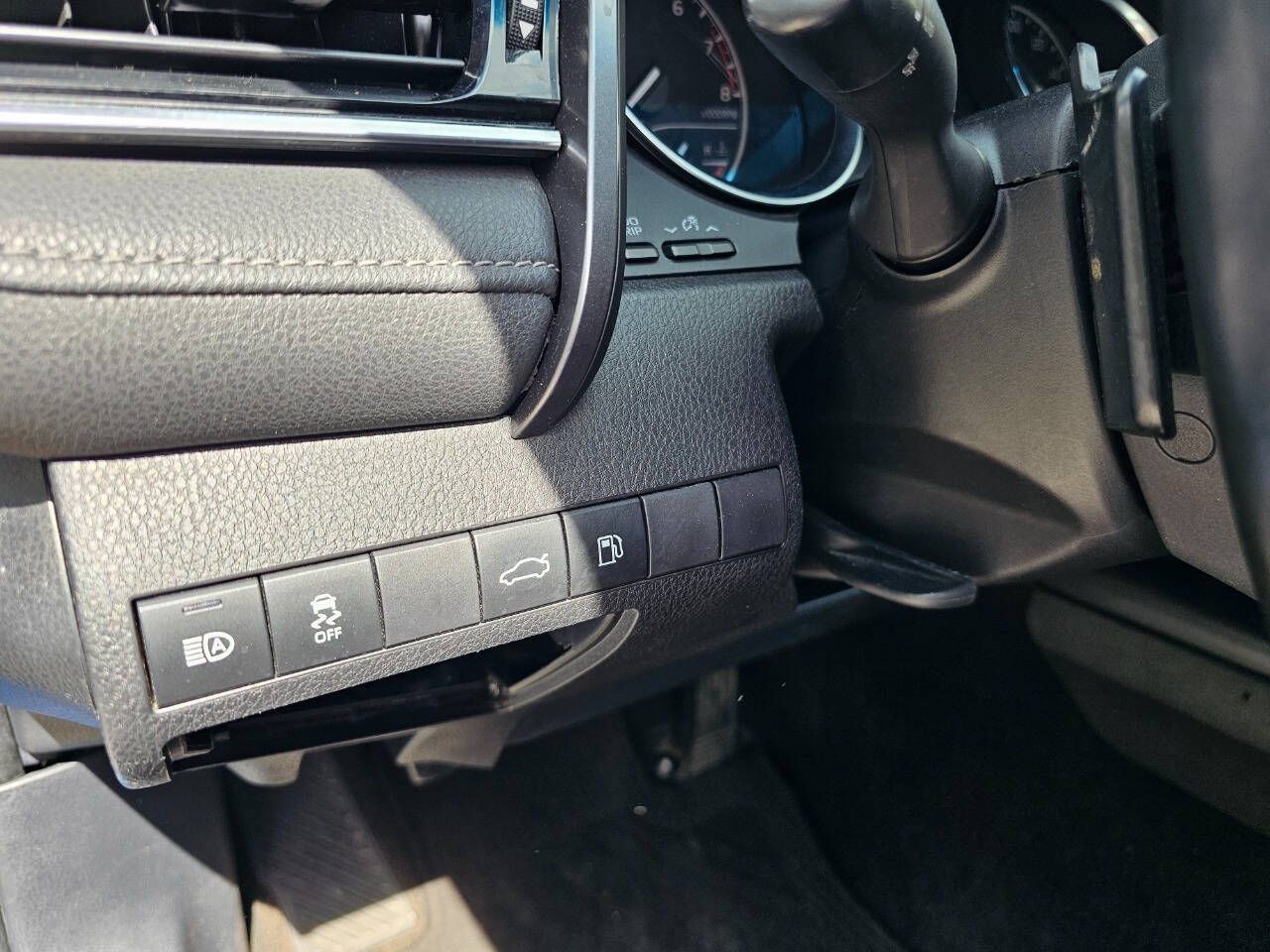 Vehicle image 15 of 28