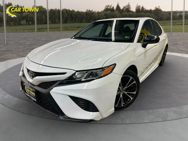 2018 Toyota Camry SE Image 1 of 37