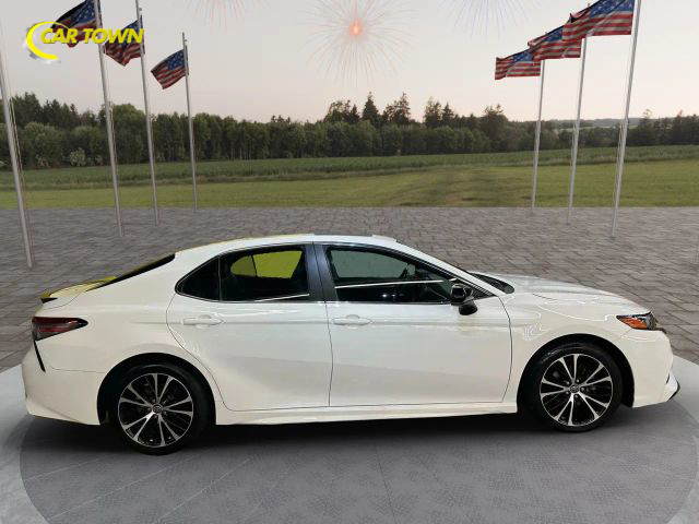 2018 Toyota Camry SE Image 7 of 37