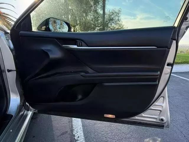 Vehicle image 10 of 31