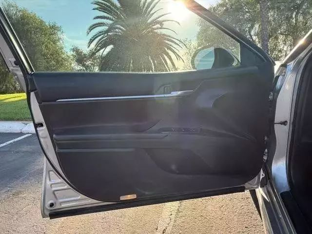 Vehicle image 8 of 31