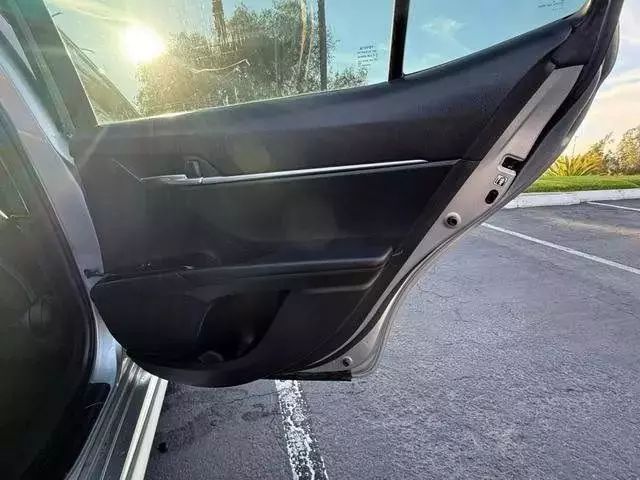Vehicle image 14 of 31