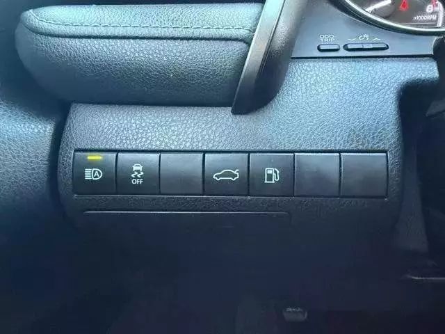 Vehicle image 19 of 31