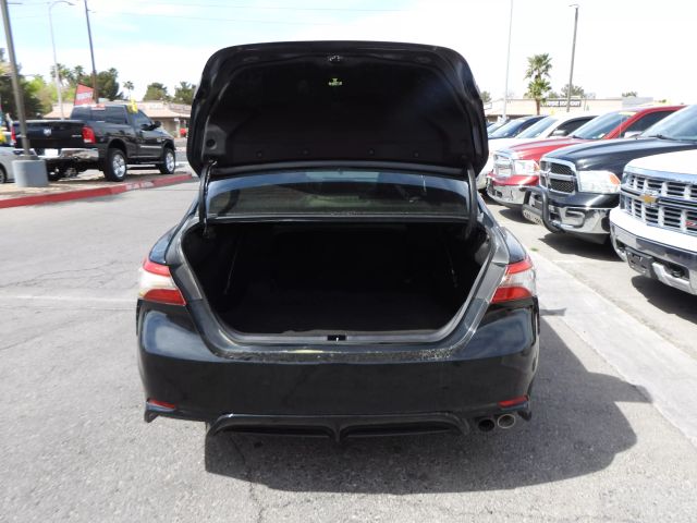 Vehicle image 16 of 18