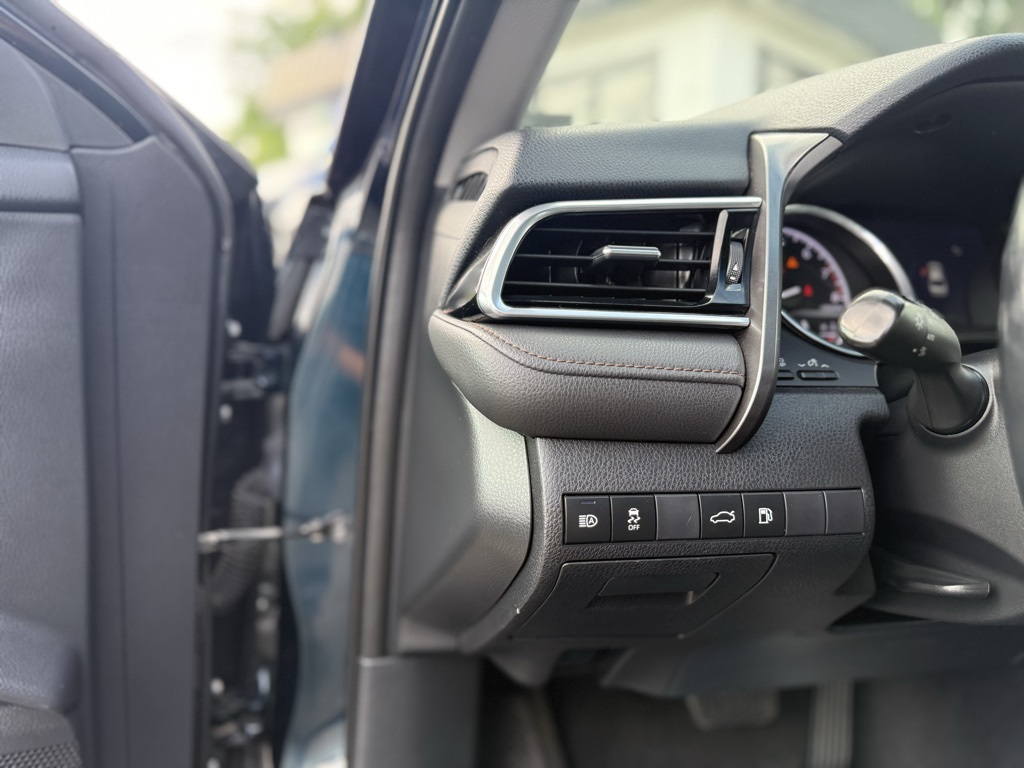 Vehicle image 10 of 28