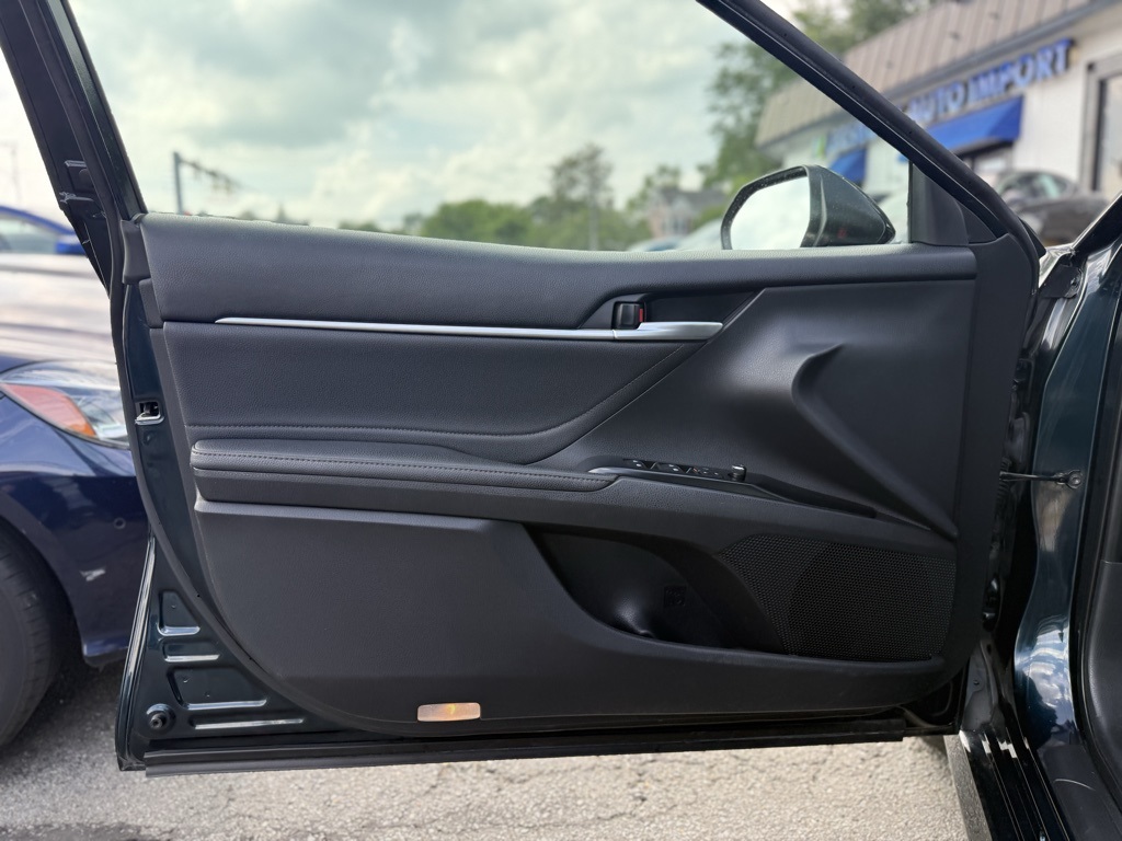 Vehicle image 8 of 28