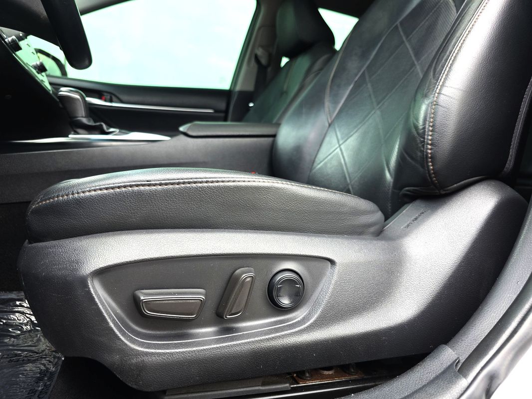 Vehicle image 21 of 43