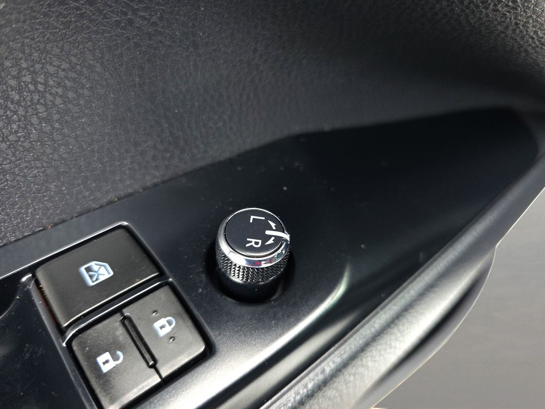 Vehicle image 27 of 43