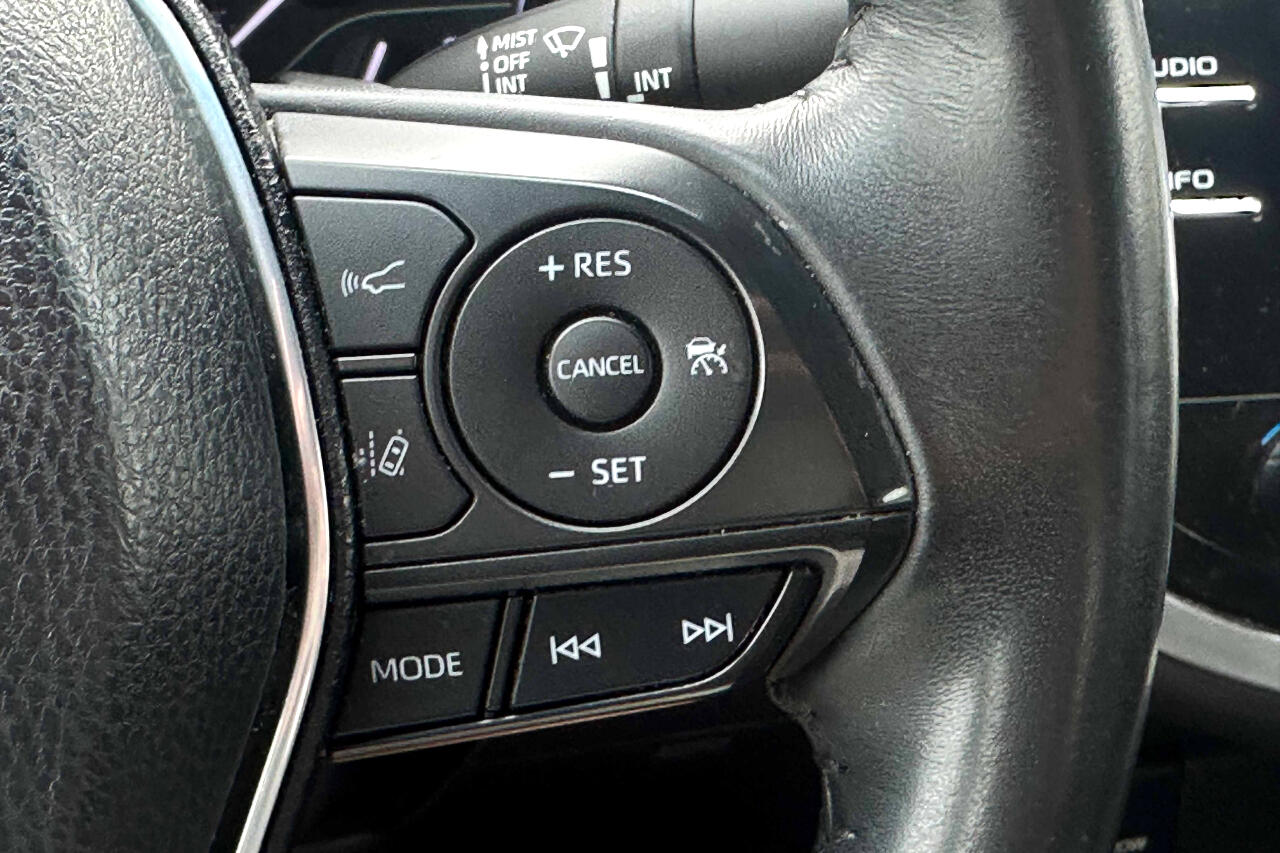 Vehicle image 21 of 24