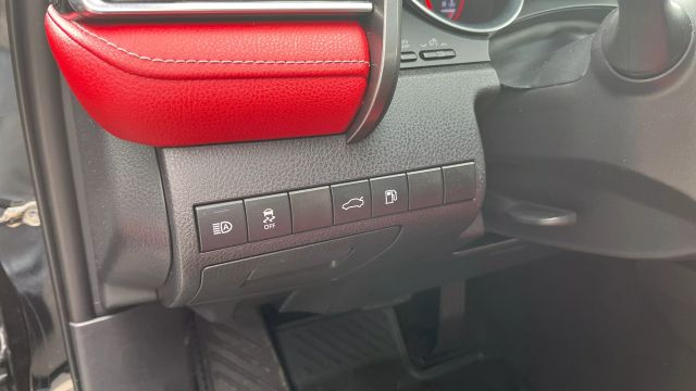 Vehicle image 17 of 30