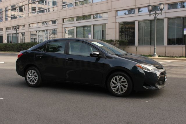 2018 Toyota Corolla LE Image 3 of 33