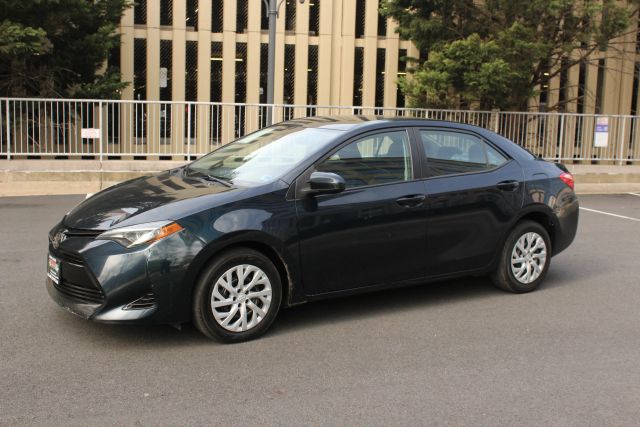 2018 Toyota Corolla LE Image 1 of 33