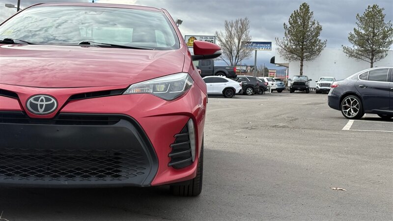 2018 Toyota Corolla SE Image 3 of 20