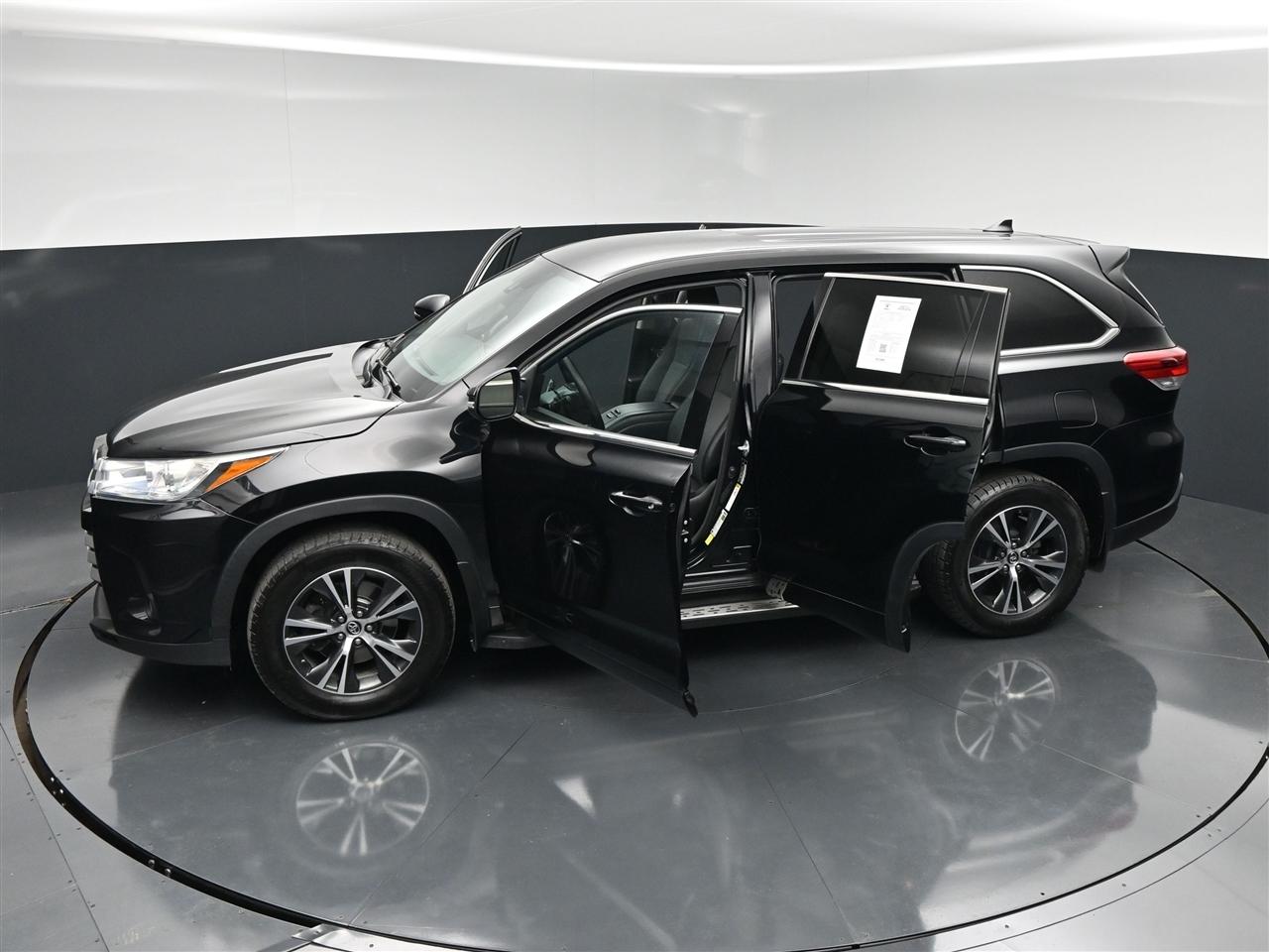 2018 Toyota Highlander LE Plus Image 2 of 30