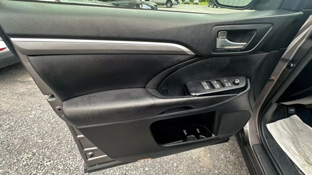 Vehicle image 32 of 50