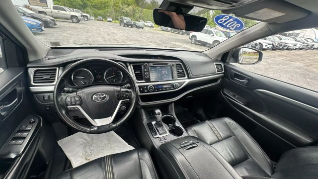 Vehicle image 23 of 50
