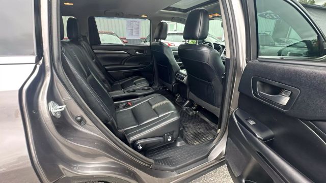 Vehicle image 19 of 50