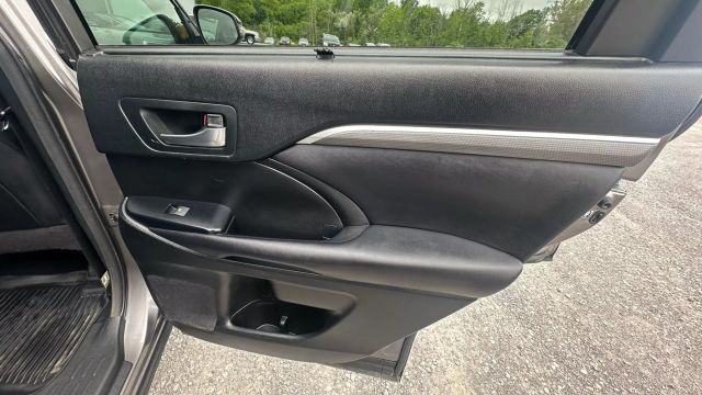 Vehicle image 33 of 50