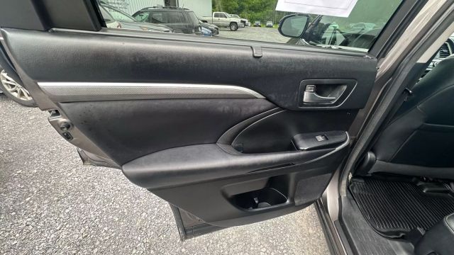 Vehicle image 34 of 50