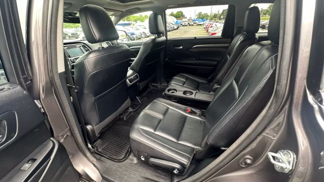 Vehicle image 15 of 50