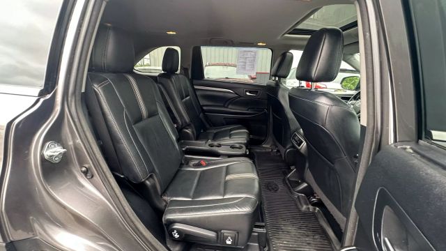 Vehicle image 18 of 50