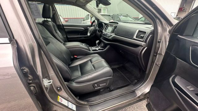 Vehicle image 17 of 50