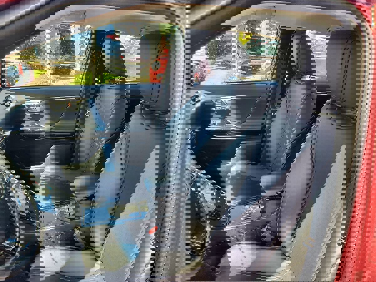 Vehicle image 11 of 17